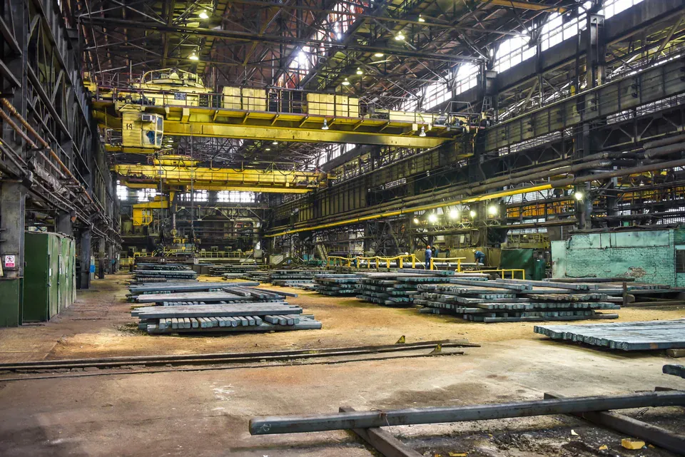 Жёлтые мостовые краны над зоной хранения металлических заготовок в цехе Петростали — иллюстративный пример, не объект Подъем Профи